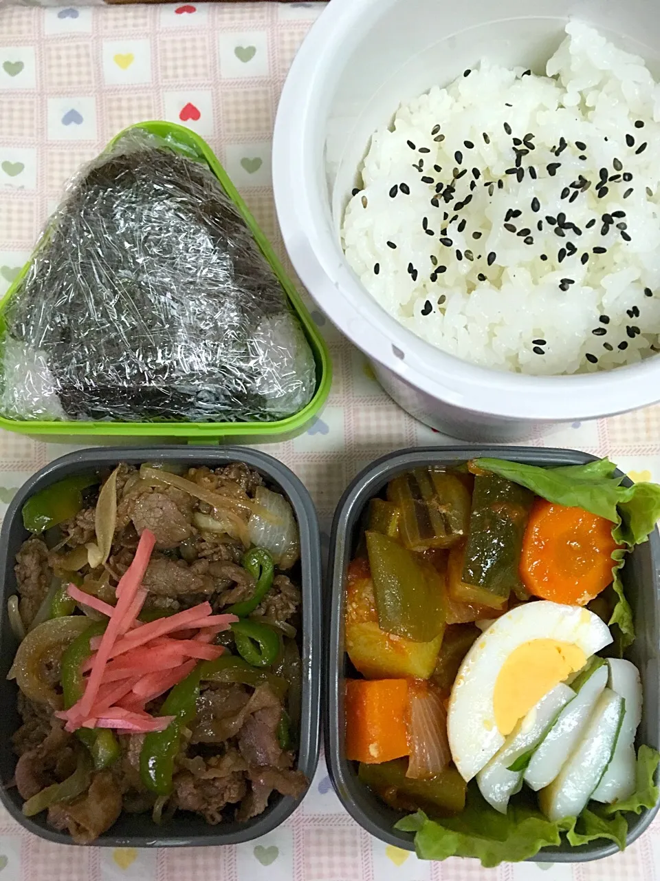 6月29日息子弁当  牛肉と野菜の焼肉のタレ炒め  ラタトゥイユ  笹かま大葉マヨ  梅干のデカおむすび|オリーブさん