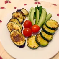 Snapdishの料理写真:朝食に･･･
焼き野菜＆生野菜プレート( ¨̮ )|ＹＵＣＯさん