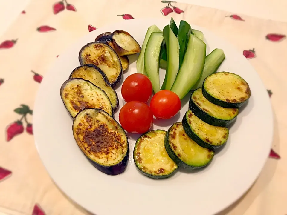 朝食に･･･
焼き野菜＆生野菜プレート( ¨̮ )|ＹＵＣＯさん