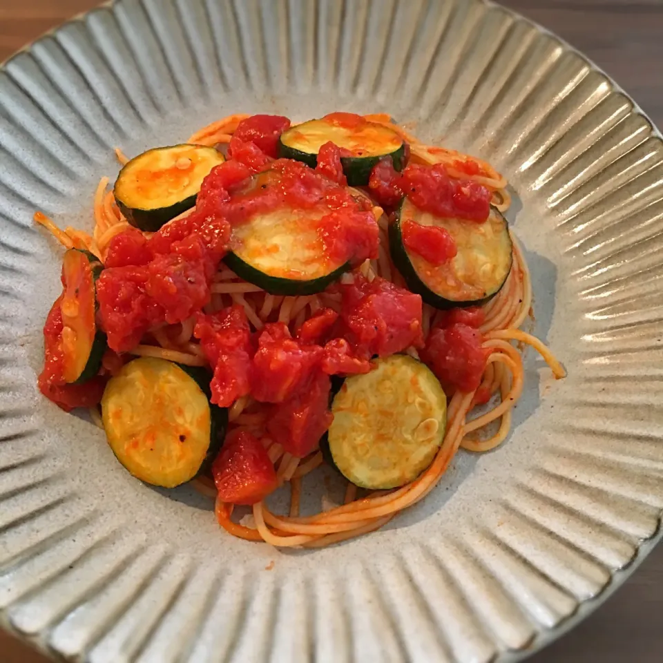 ズッキーニのトマトソースパスタ🍝|樹里さん