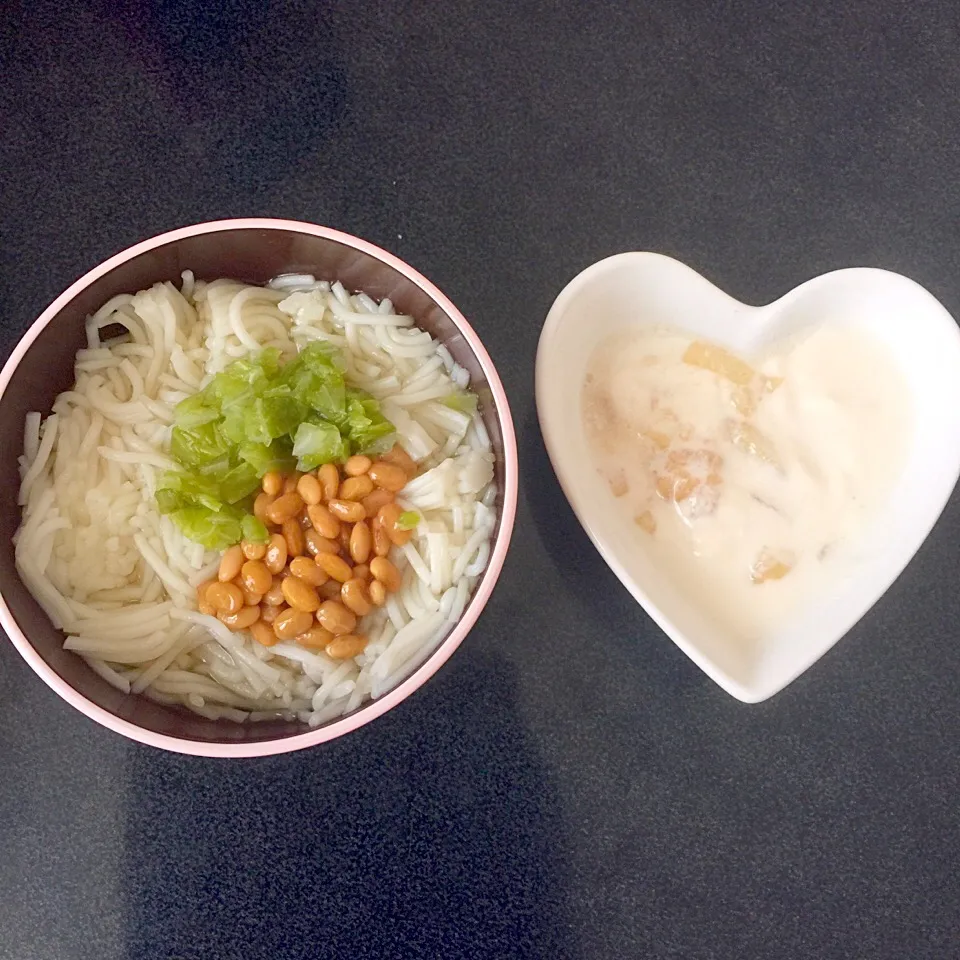 離乳食 昼
・納豆とキャベツのそうめん
・桃豆乳グルト|ぺろたんさん