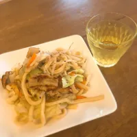 Snapdishの料理写真:とっても簡単！
茹でうどんで焼うどん|suikaさん