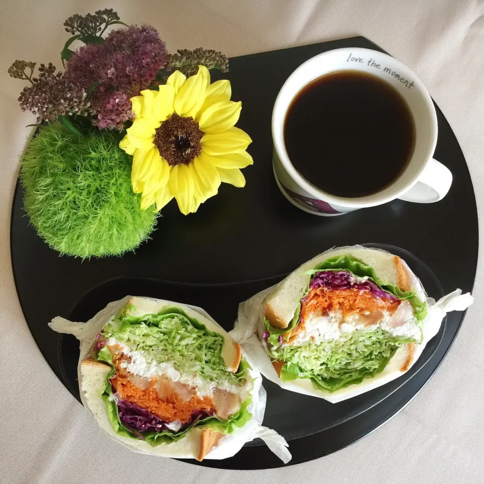 Snapdishの料理写真:6/29❤︎塩ぼんじり焼き鳥&カッテージチーズお野菜たっぷりサンド❤︎|Makinsさん