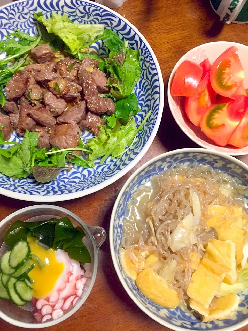 ひと口ガーリックステーキ   蛸🐙て胡瓜🥒と若布の芥子酢味噌和え  糸蒟蒻と揚げの煮浸し   トマト|掛谷節子さん