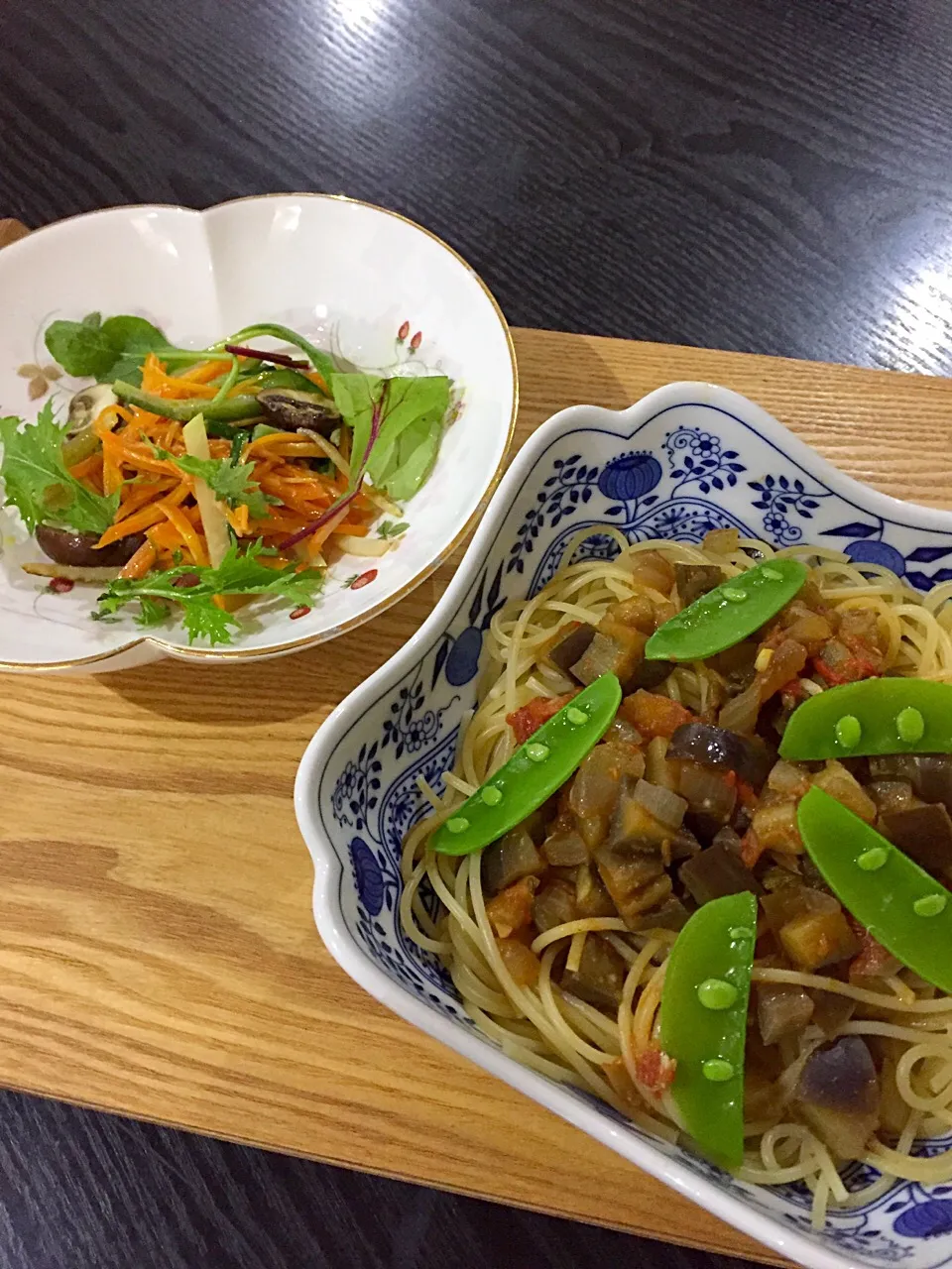 Snapdishの料理写真:おばんざい教室で使った残り野菜と
お惣菜でパスタとサラダを夕飯に作りましたパスタのソースはなすのディップを唐辛子を入れて辛めに。サラダはドレッシング無しで塩と胡椒で#残り野菜 #サラダ|河野 ゆかりさん