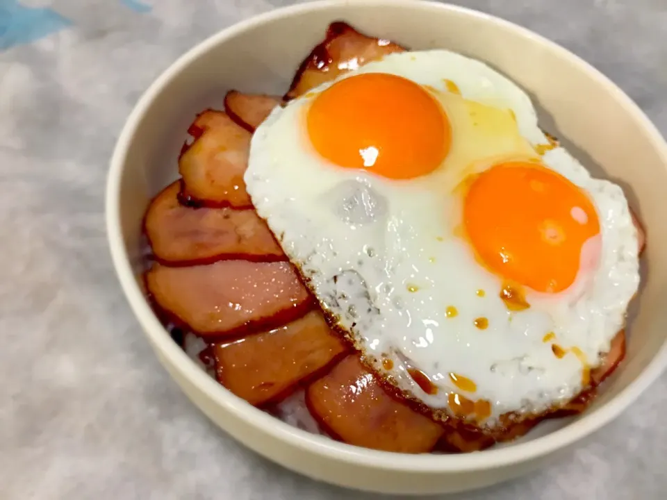 今夜は、今治焼豚玉子飯❗️
半熟の目玉焼きと、甘辛たれが味の決め手です😃|ギムレットさん