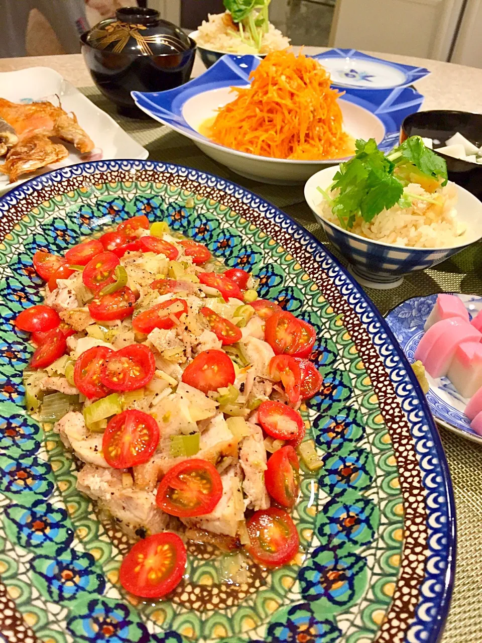 鯛の炊き込みご飯
グリルチキンネギ塩ダレ
にんじん🥕カシュナッツサラダ🥗
えぼ鯛と金目鯛塩焼き🐟|Mayumiさん