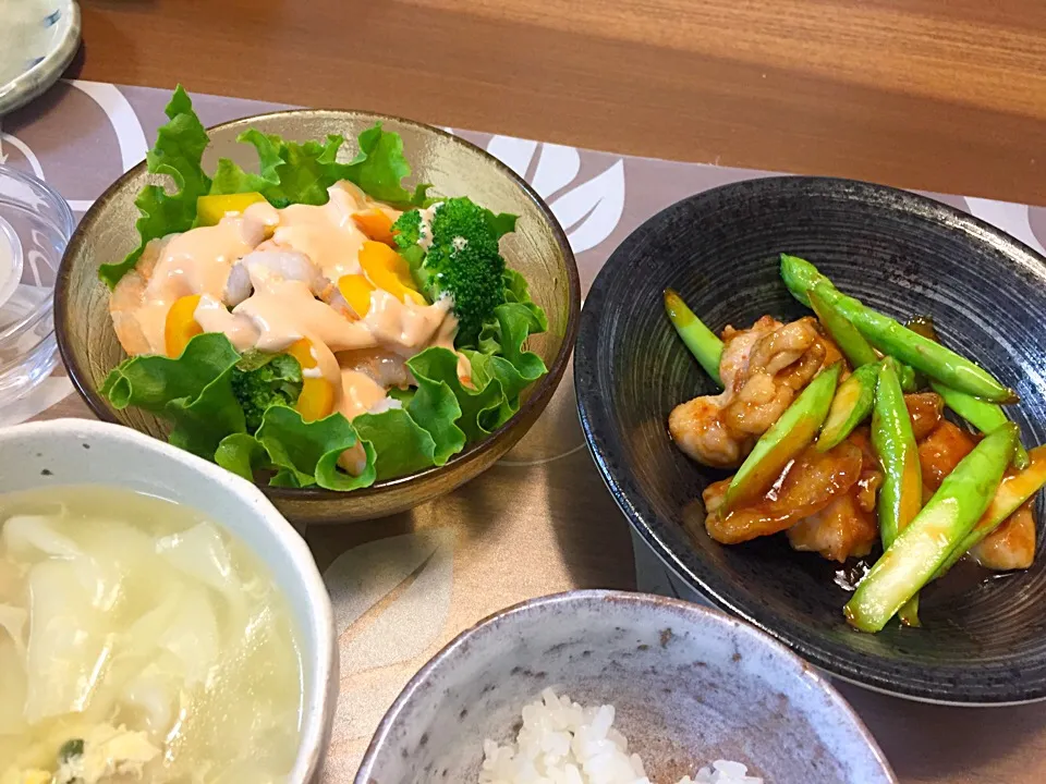 Snapdishの料理写真:晩御飯
鶏肉とアスパラのガーリック醤油炒め、ブロッコリーとエビとパプリカのオーロラソース、白米、ワンタンとワカメの卵スープ|かよちゃんさん