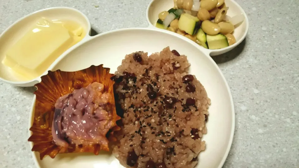 玉子豆腐、塩辛、赤飯とひよこ豆・大豆とズッキーニ新玉サラダ！
赤飯美味しく炊けました。|あまねさん