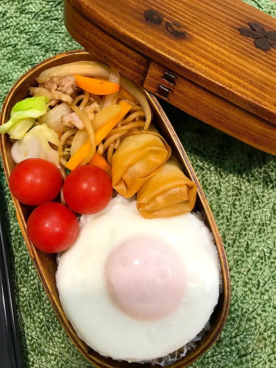 パパたろ弁当

雑穀ごはん
目玉焼き
焼きそば
春巻き
ミニトマト|ひななぎさん