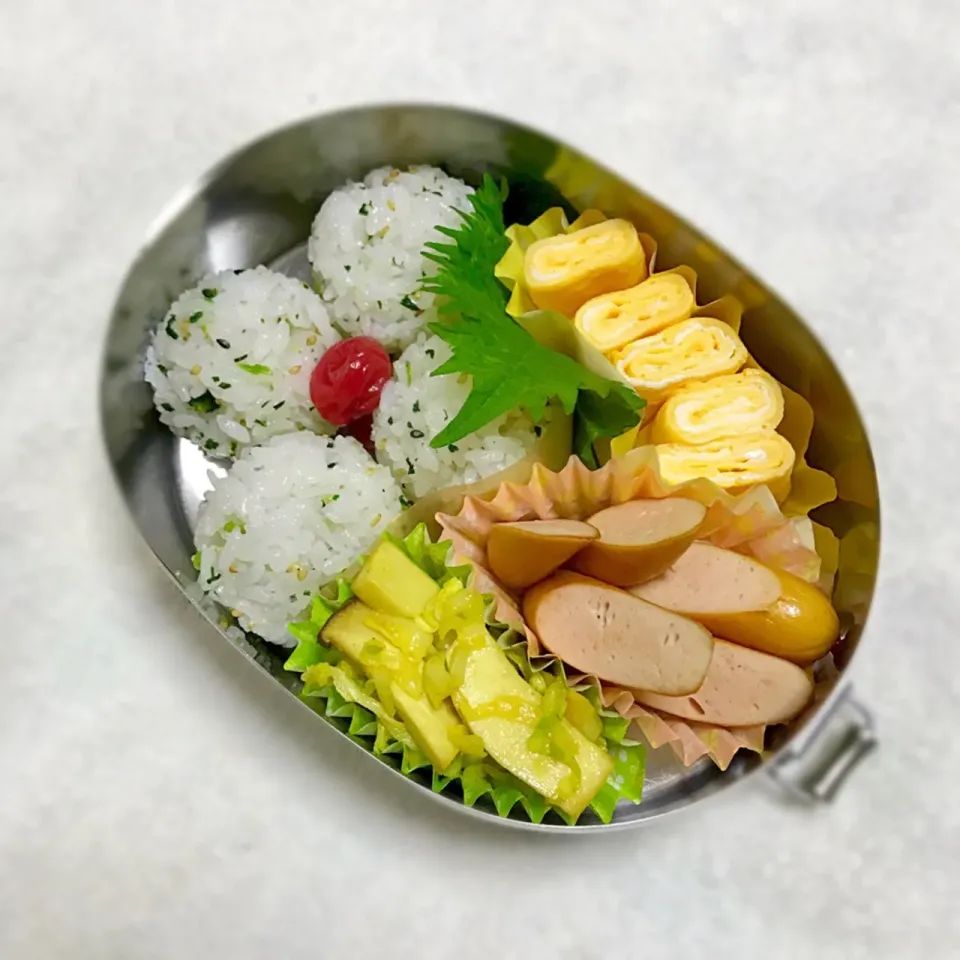 Snapdishの料理写真:ウインナー
薄焼き卵のグルグル巻き
エリンギとキャベツのカレーソテー
青菜おむすび
梅干し|Juneさん