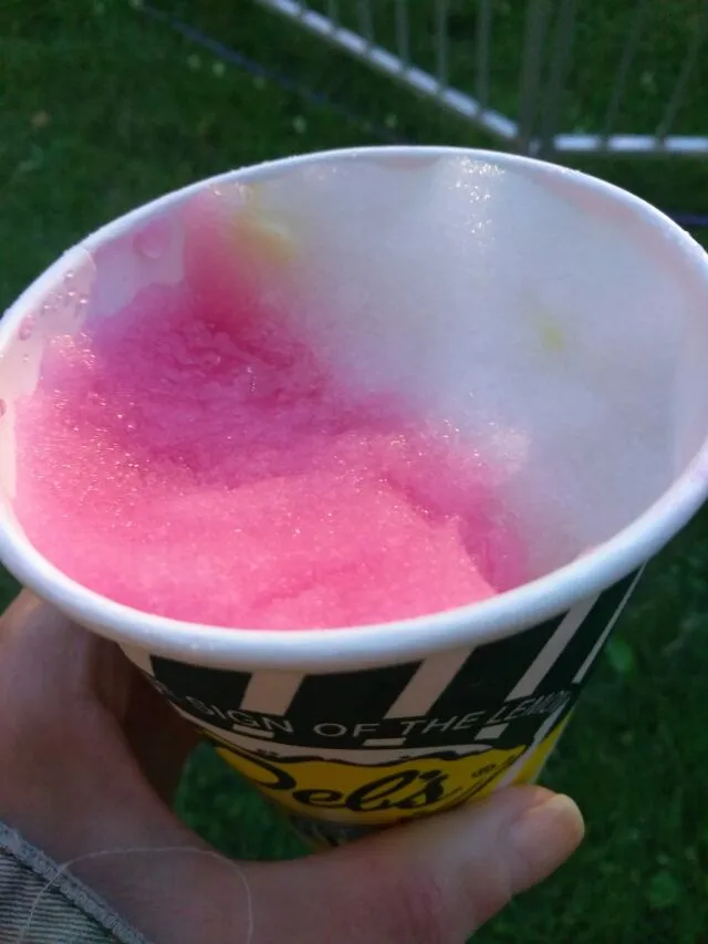 Del's frozen lemonade at the carnival.  Half watermelon half lemon|Polly Gelfusoさん