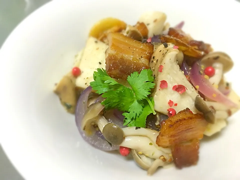 Snapdishの料理写真:桜央里さんの料理 ♡ カリカリベーコンがアクセント🍄きのこのホットサラダ🍄|ふぅちゃんさん