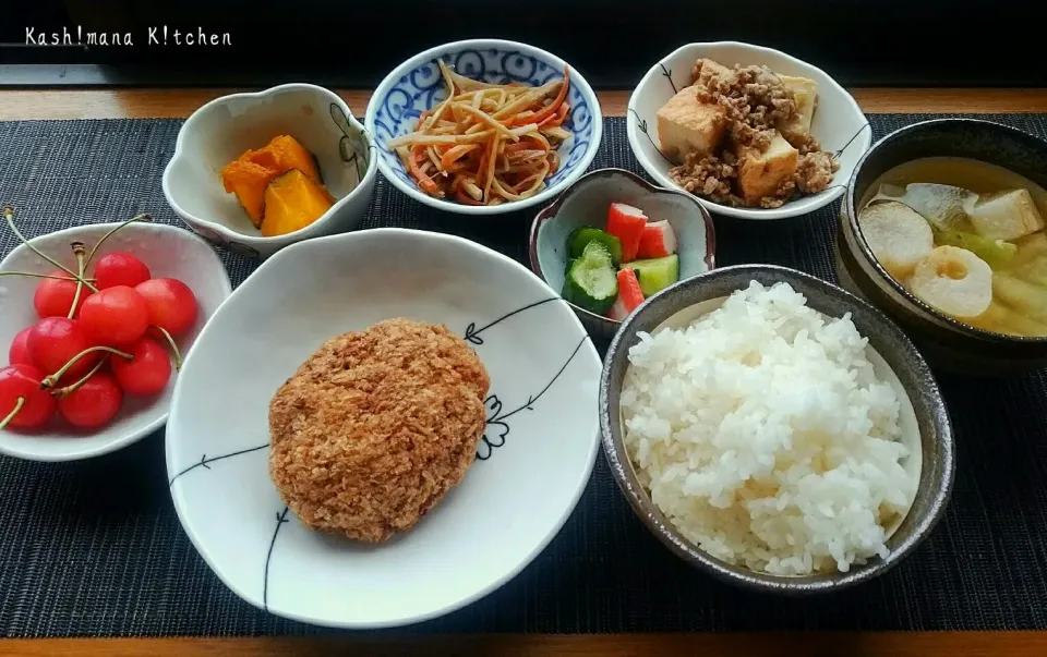 今日は冷蔵庫の残り物ごはん🍚
●ソイミートのメンチカツ
●大根の葉と大根とお麩のお味噌汁
●厚揚げの麻婆、カニカマと胡瓜のナムル
●金平牛蒡、南瓜の煮付け、佐藤錦|Kashimanakitchenさん