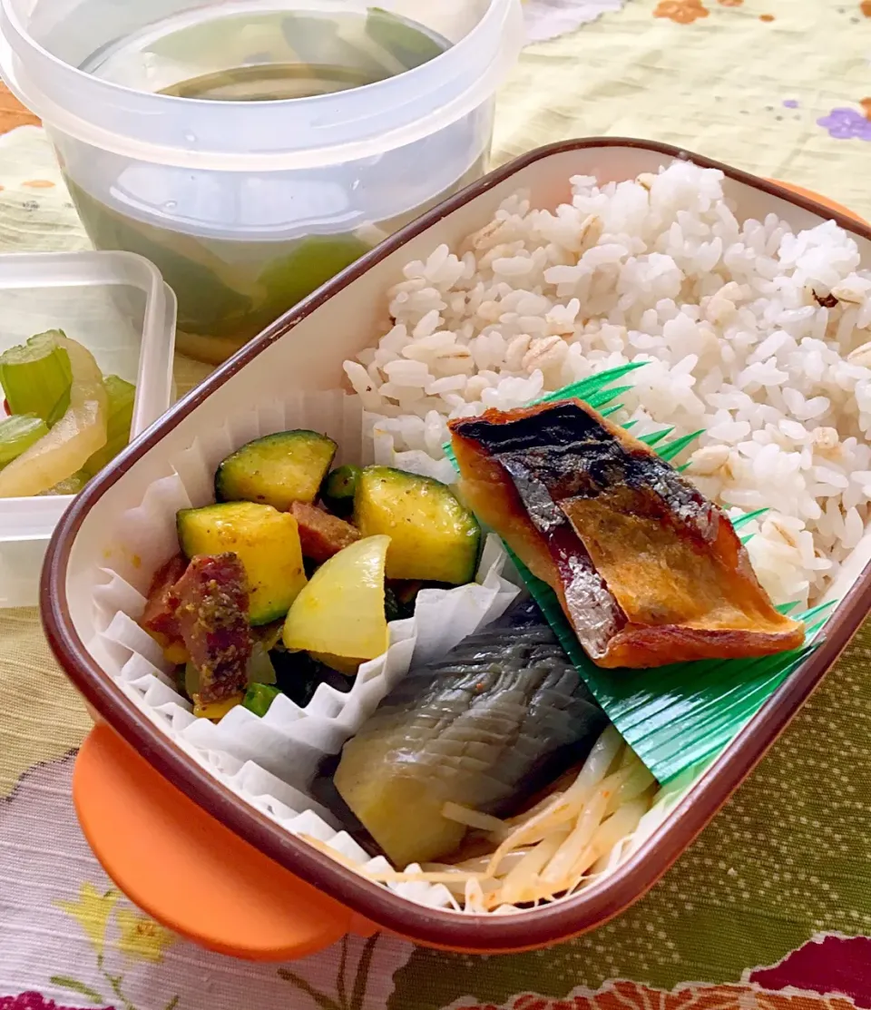 単身赴任の昼ごはん☀️
鯖茄子弁当🍱
焼き塩鯖
茄子の煮物🍆
ズッキーニのカレー炒め
もやしナムル
セロリ浅漬け
大根とワカメの味噌汁
麦ご飯|ぽんたさん