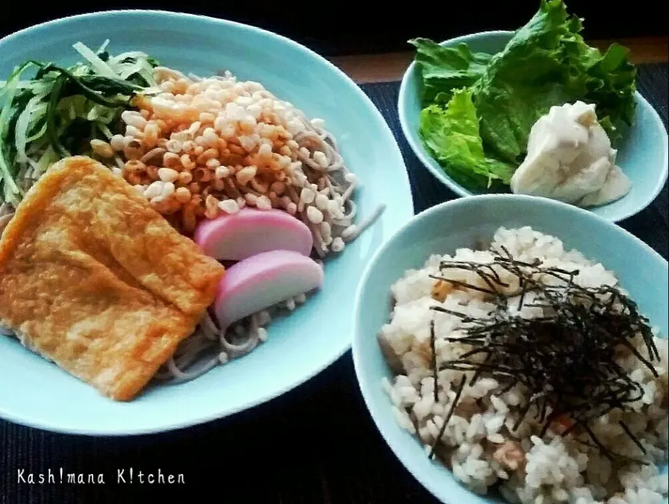 今日の夜ご飯(*˙︶˙*)☆*°
●キツネとタヌキのお友達蕎麦(蒲鉾と茹で水菜)
●ソーキそばの残り汁と豚肉と金平牛蒡で炊いた炊き込みご飯
●サニーレタスと豆腐の胡麻油サラダ|Kashimanakitchenさん