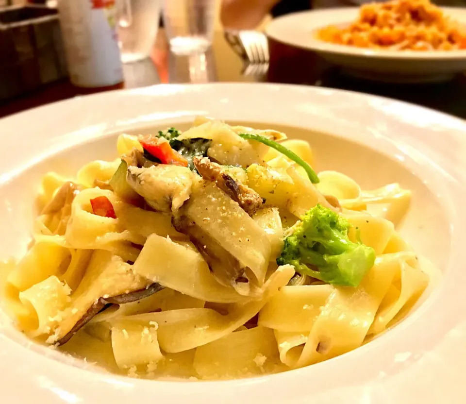 昼ごはん  ゴルゴンゾーラと季節野菜にクリームソース、タリアテッレで🍝|砂雪さん