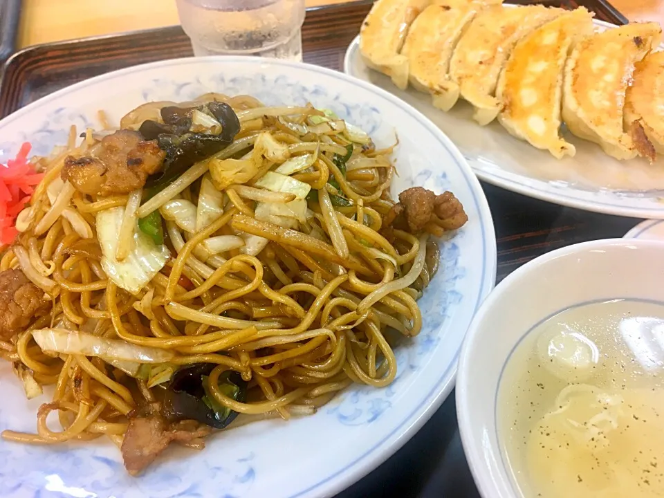 焼きそばと餃子セット ぎょうざの満洲
#ぎょうざの満州 #餃子 #焼きそば|sakumaさん