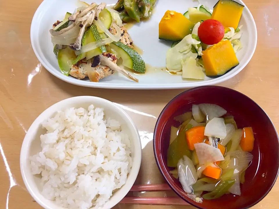 晩ご飯。鶏団子の野菜ぽん酢、おくら梅和え、サラダ、麦飯、具沢山すまし汁|かわちさん