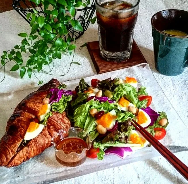 Snapdishの料理写真:玉子とお豆のサラダで朝ごはん☕|mizuu_plusさん