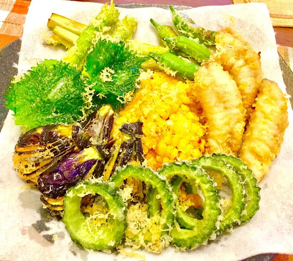 本日のおつまみ⭐︎自分で釣ったグルクンや現地のゴーヤも使って、夏野菜の天麩羅|KANAさん