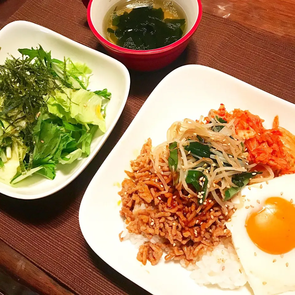 Snapdishの料理写真:ビビンバ丼♡チョレギサラダ♡わかめスープ♡|まゆかさん