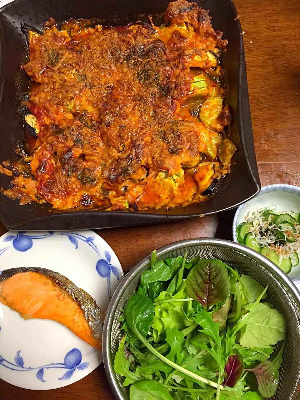 ズッキーニと茄子のチーズ焼き  焼き塩鮭   胡瓜🥒と若布の酢の物   ベビーリーフとルッコラ|掛谷節子さん