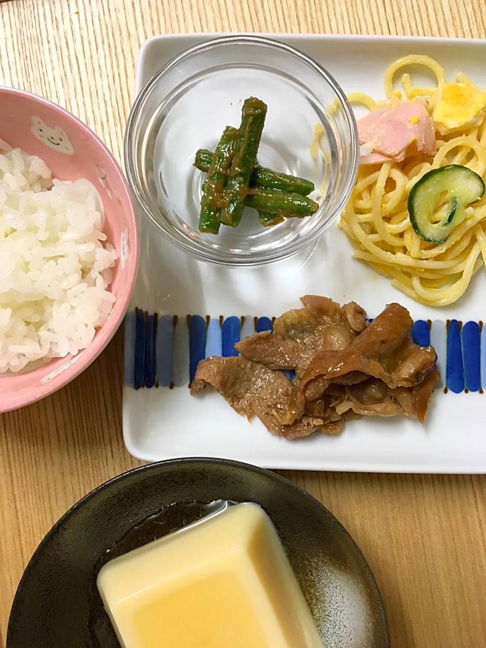 #ムスメご飯 

豚の生姜焼き、スパゲティーサラダ、インゲンの胡麻和え、卵豆腐、ご飯|mossan＠OSAKAさん