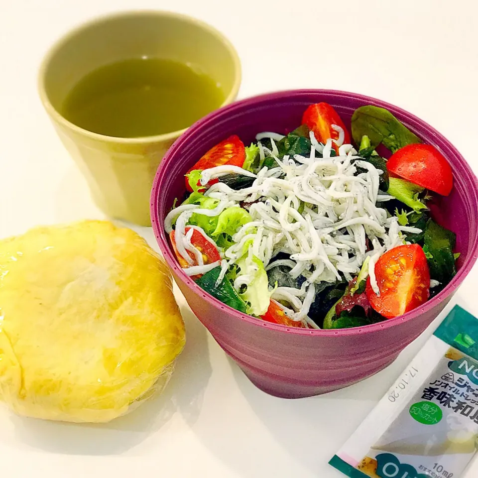 しらすと海藻のサラダ🥗たまごおにぎり🍙|恭子さん