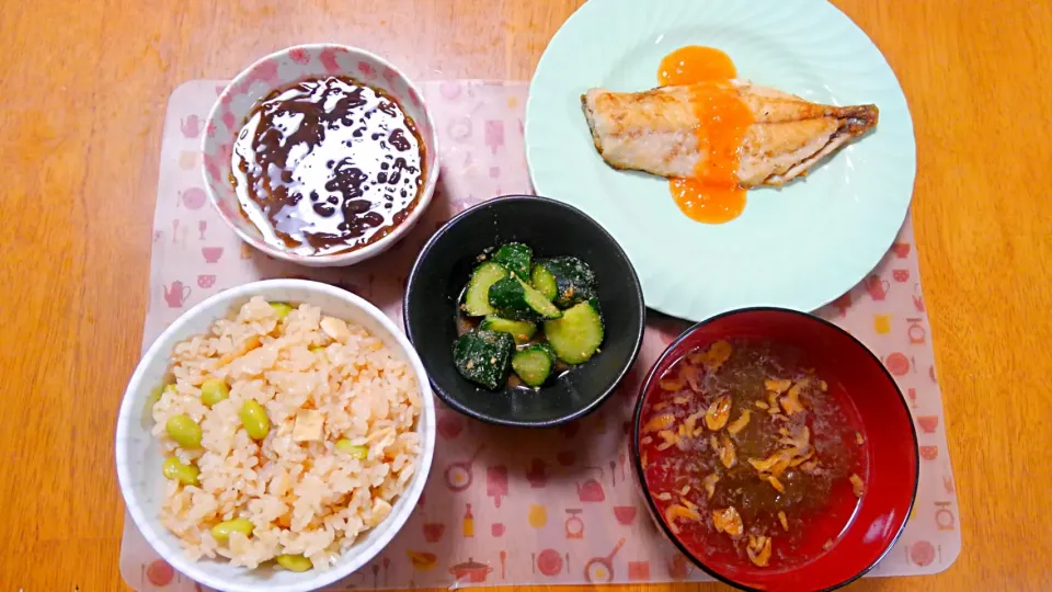 ６月１５日　いさきのムニエルにんじんドレッシング　枝豆と油揚げの炊き込みご飯　きゅうりの胡麻和え　もずく　とろろ昆布と干しエビのお吸い物|いもこ。さん