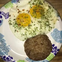 sunny-side up eggs + sausage patty|Emily Drabekさん