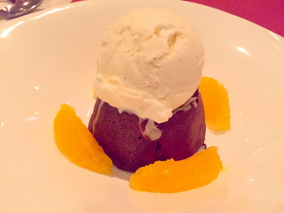 Snapdishの料理写真:Melting chocolate pudding with vanilla ice cream|Sky Blueさん