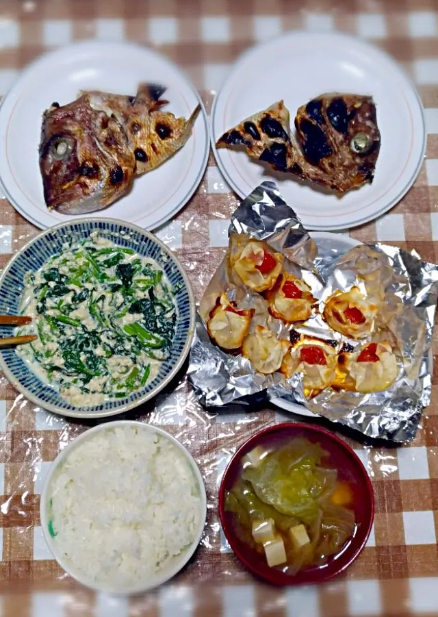 鯛アラ塩焼き
ほうれん草のゴマ白和え
餃子の皮チーズミニトマト包み
レタスと豆腐（白和えの残り）味噌汁|時雨さん