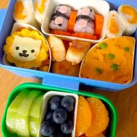 #保育園弁当 #1歳 #お弁当 #かぼちゃ #ミックスベジタブル #鳥ささみ #セリア の型と仕切りカップ #キウイ #ブルーベリー #オレンジ #手づかみ食べ|sulleyさん