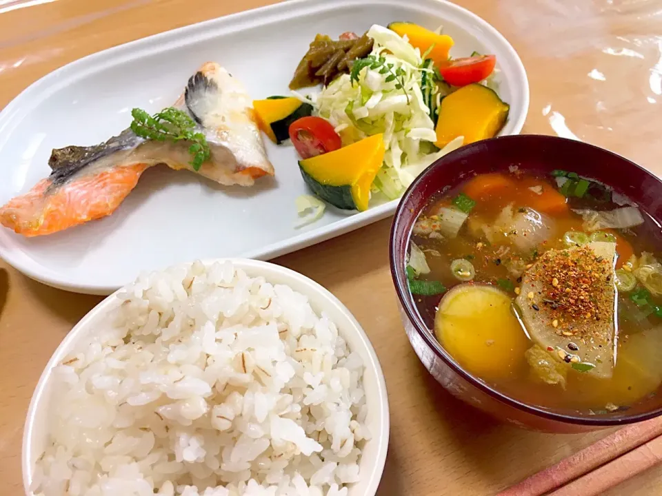 鮭カマ&具沢山味噌汁の晩ご飯|かわちさん