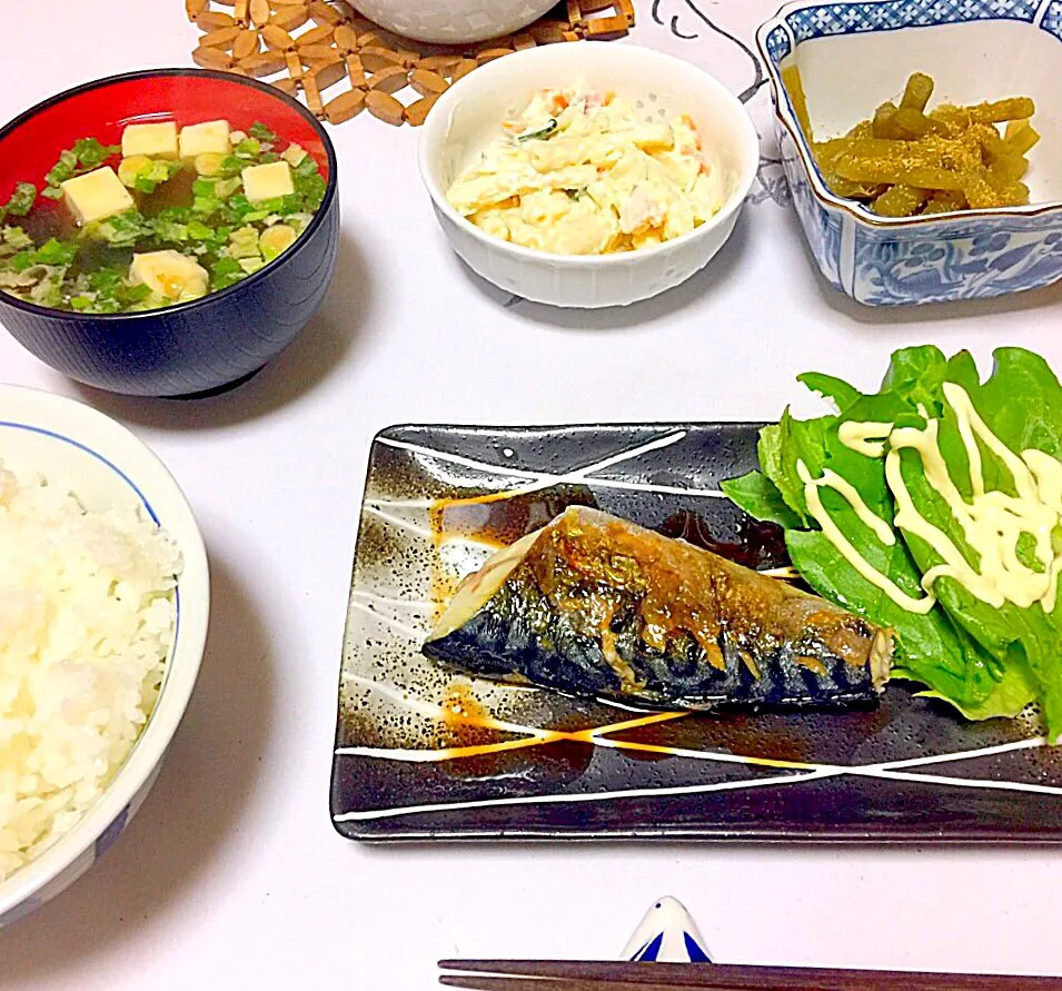 Snapdishの料理写真:またまた遅い晩ご飯🎶
鯖塩焼き・マカロニサラダ
山椒で炊いた蕗・豆腐味噌汁|Haru Ibさん