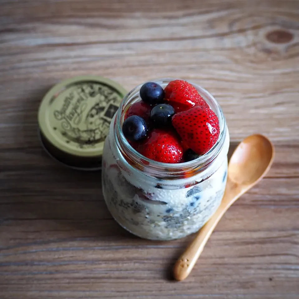 Strawberry & blueberry overnight oatmeal|Misstyさん