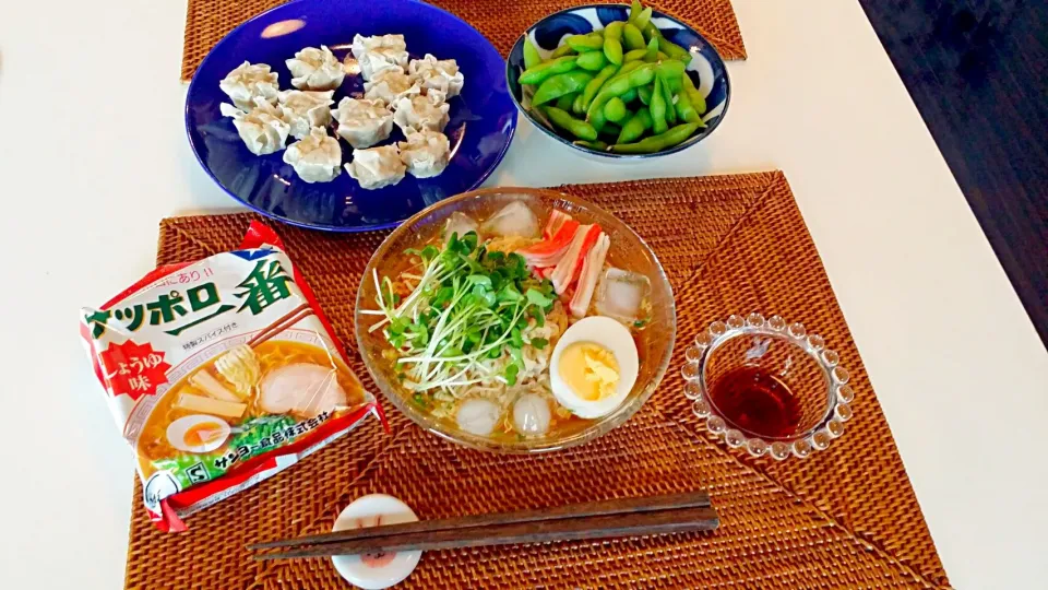 Snapdishの料理写真:今日の昼食　サッポロ一番冷やしラーメン、焼売、枝豆|pinknari🐰🌈さん