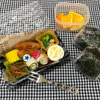 Snapdishの料理写真:旦那さんBENTO☺︎
#おにぎり #オレンジ #きんぴら #浅漬け #とうもろこし #ゆでたまご #ウィンナー #大葉の竹輪巻き|Mackinさん