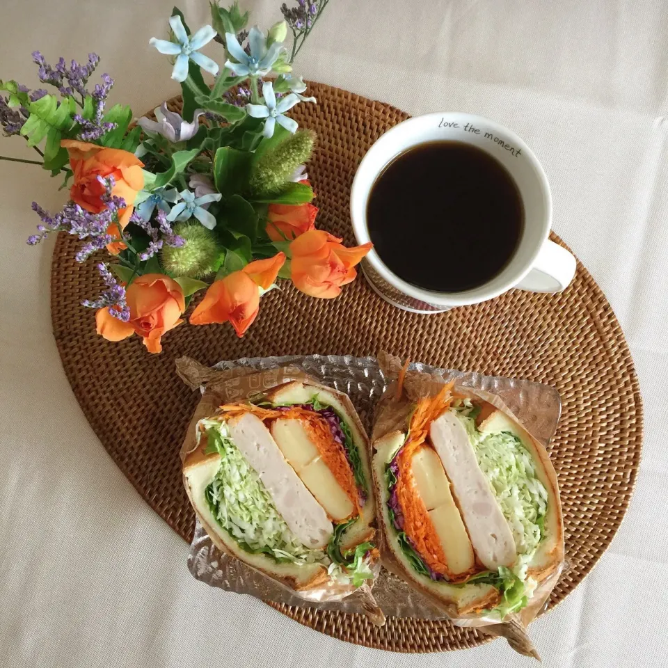 Snapdishの料理写真:7/1❤︎サラダチキン&別寅かまぼこお野菜たっぷりサンド❤︎|Makinsさん