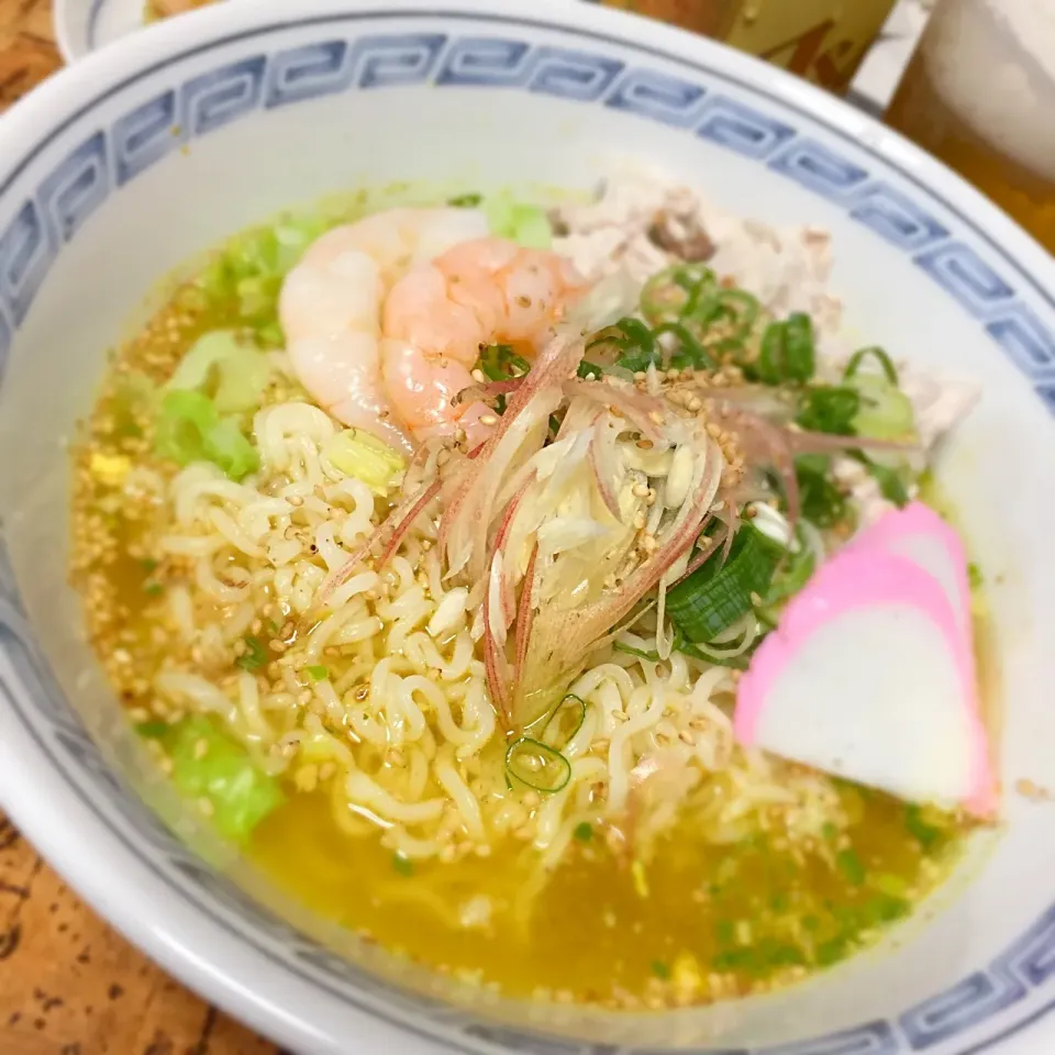 サッポロ一番塩ラーメンで冷やしカレーラーメン🍜|にょんにいさん