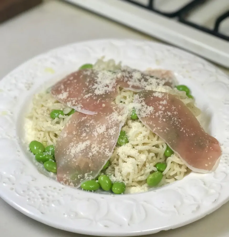 サッポロ一番塩ラーメン、冷製第二弾はイタリアンです。
枝豆と生ハム、パルメザンチーズをかけて|織友さん