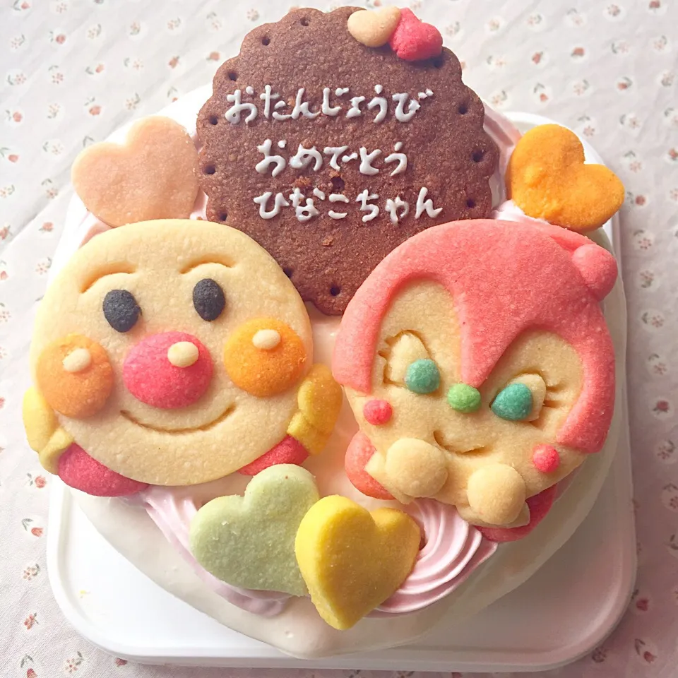 Snapdishの料理写真:アンパンマンとドキンちゃん#アンパンマン#ドキンちゃん#お誕生日ケーキ#デコレーションケーキ#バースデーケーキ#ケーキ#クッキー#国産小麦粉使用|サント*シャペルさん