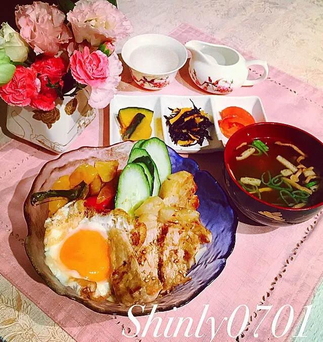 Snapdishの料理写真:ポークソーと美味しい卵のDON!🥚🐖❤️✨
#美容 
##無添加 
#うちごはん 
#栄養たっぷり 
#ヘルシー 
#おいしい 
#健康 
#簡単 
#手作り 
#栄養 
#野菜たっぷり 
#豚肉|Shinly0701さん