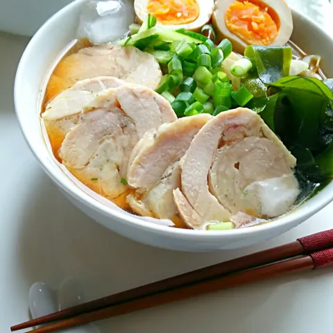 「サッポロ一番 みそラーメン」を使ってみたSnapdishの料理・レシピ写真:#Lunch 🍴 Cold ramen 自家製の鶏ハムをのせたサッポロ一番冷やしラーメンいかがでしょうか❔ #ランチ #昼ごはん #おうちごはん #うちごはん