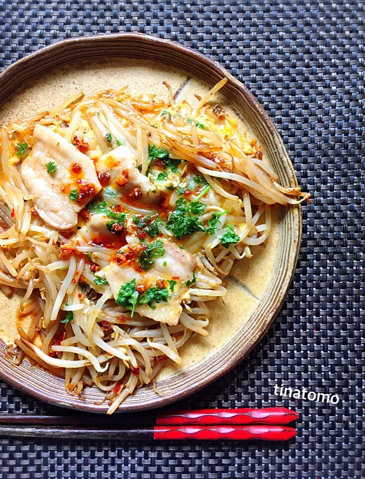 ご飯に合う、もやしと豚バラのピリ辛炒め！卵を最後に回し入れ丸く固めてみました！|Tina Tomoko😋さん