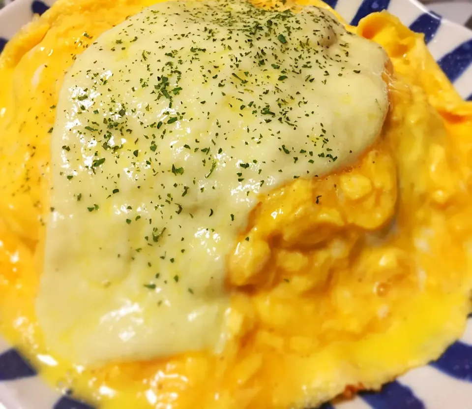 Snapdishの料理写真:オムライスのチーズソースがけ🧀
#オムライス #チーズソース#男子ごはん #男飯 #晩御飯|じんさんさん