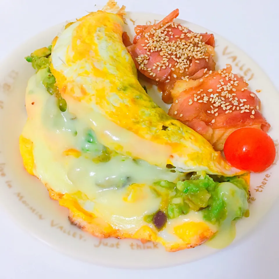 Avocado and eggplant omelet and smashed potato wrapped in bacon|Yukiさん