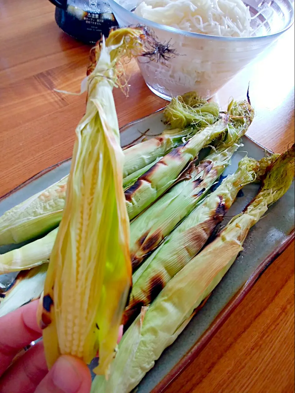 朝採れ✨ヤングコーンを皮ごとグリルで焼きました🌽|pigmegさん