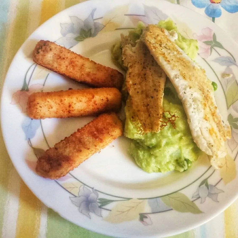 Grilled Fish with vegetable sticks, and 
Pie Potatoe mash. Was very yummie.
Try it out 😊|Najeskaさん